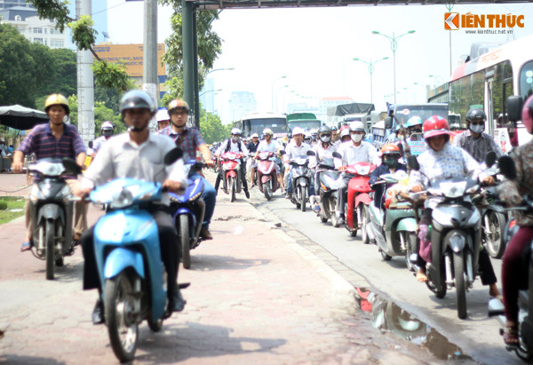 Nhưng nhiều xe khách vẫn cố tình di chuyển chậm chạp rồi lấn hết sang phần đường dành cho xe máy, xe đạp... Thậm chí, một số xe khách còn thản nhiên dừng hẳn bên lề đường để đợi, bắt khách khiến nhiều phương tiện phải "ngoi" lên cả vỉa hè mà tìm lối đi. "Nhiều hôm nắng nóng đi qua đoạn đường này càng ngột ngạt khó chịu thêm bởi những chiếc xe khách di chuyển chậm và thản nhiên dừng bắt khách gây ùn tắc...", anh Hồ Văn Phúc (một người dân) cho hay.