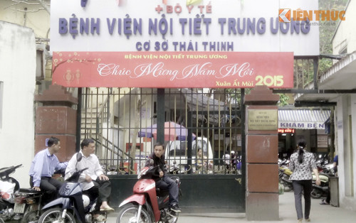 Gần đây, phóng viên Kiến Thức nhận được phản ánh của người dân về tình trạng để xe máy lộn xộn, thiếu khoa học ở Bệnh viện Nội tiết trung ương (Thái Thịnh, Đống Đa, Hà Nội). Tình trạng gây khó khăn cho bệnh nhân và người nhà đến thăm khám thậm chí là hoạt động cấp cứu của bệnh viện.