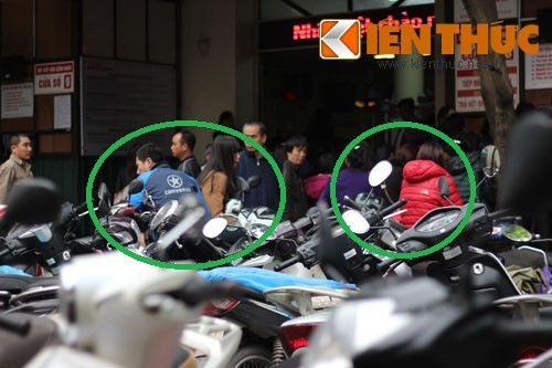 Không chỉ vậy, ở khu vực trước Phòng Tiếp nhận và trả kết quả khám bệnh (phía bên phải lối vào sảnh chính bệnh viện), do những chiếc xe xếp tràn lan, nhiều người không có chỗ đứng đành phải ngồi lên xe để chờ gọi đến tên của mình.