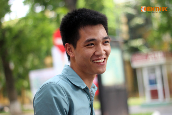 Một nam thí sinh tươi cười và tự tin sau khi bước ra khỏi điểm thi.