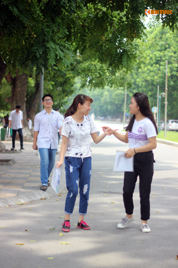 Hai nữ sinh chia sẻ niềm vui cùng nhau sau khi hoàn thành tốt bài thi của mình.