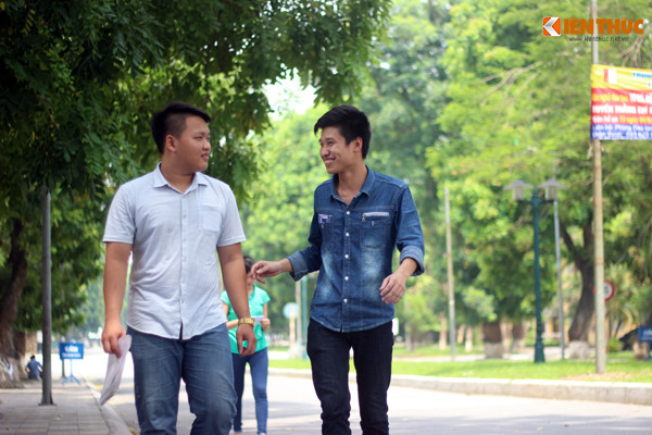 Sáng 4/7, các thí sinh thi môn Lịch sử - Kì thi THPT Quốc gia 2015. Ghi nhận của phóng viên Kiến Thức, tại cụm thi trường ĐH Bách khoa (Hà Nội), nhiều thí sinh bước ra khỏi phòng thi từ rất sớm. Theo chia sẻ của nhiều thí sinh ra sớm ở cụm thi này thì đề thi môn Lịch Sử năm nay không quá khó, nhiều em tự tin làm bài có khả năng đạt từ 7 đến 8 điểm.