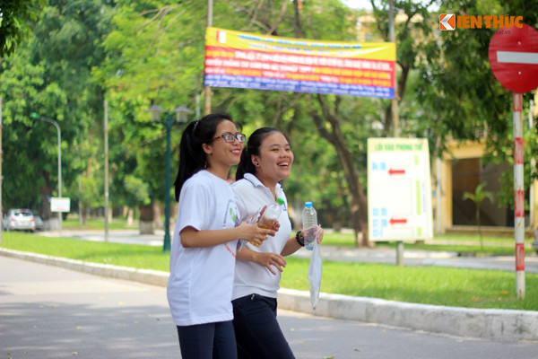 Nhiều thí sinh nở nụ cười rạng rỡ ngay sau khi bước ra khỏi phòng thi.