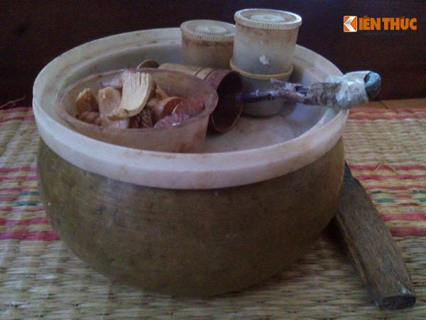 Một sở thích khác của cụ Thi là cụ có thể ăn trầu cả ngày mà không chán. Những miếng trầu cũng tự tay cụ têm lấy. Nói về bí quyết sống khỏe của mình, cụ Thi chỉ cười và cho biết: "Tôi chẳng có bí quyết gì đặc biệt cả, tôi chỉ ăn ngủ đúng giờ (tối 10h đi ngủ, sáng dậy từ lúc 5h tập thể dục). Tôi ăn nhiều thức ăn có chứa tinh bột và thỉnh thoảng tự làm mọi việc nhỏ nhẹ chứ không ngồi một chỗ lâu...".