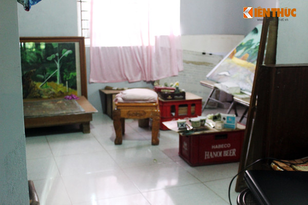 Theo chia sẻ, trước đây cụ Thi vẽ tranh và ở trong một ngôi nhà sàn bằng gỗ (đến nay vẫn tồn tại). Còn bây giờ, do không leo được lên các bậc cầu thang nữa nên con cháu của cụ đã xây cho cụ một căn phòng tranh riêng biệt rất yên tĩnh và rộng rãi.