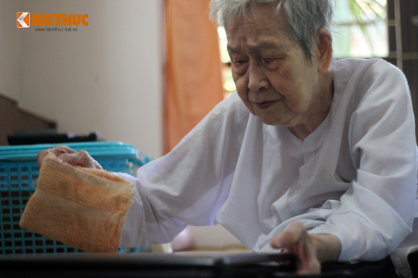 Sử dụng máy tính xong, cụ Thi tắt nguồn và lau chùi máy khỏi bụi bám một cách cẩn thận.