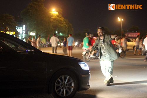 Biết là bị "chặt chém" nhưng nhiều người gửi phương tiện vẫn phải gượng cười, chấp nhận gửi xe.