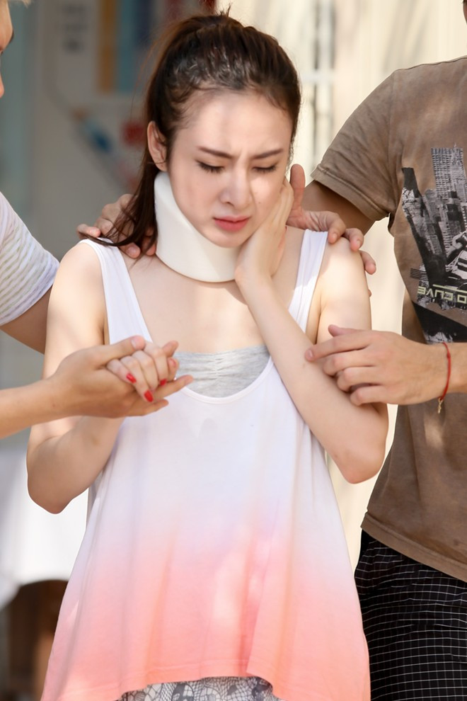 Sau khi kiểm tra, bác sĩ băng vùng cổ để tránh cử động mạnh. Phương Trinh chia sẻ: "Tôi rất buồn khi bị chấn thương đúng thời điểm nước rút. Bác sĩ khuyên không được va chạm, phải ngồi im dưỡng thương nhưng tôi nóng ruột quá. Dù thế nào, tôi phải nỗ lực tập luyện cho đêm thi sắp tới".