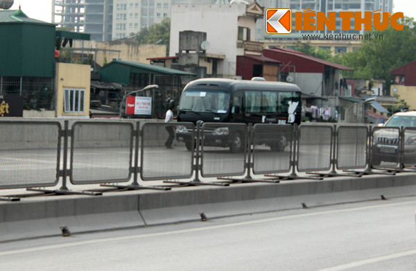 Bên cạnh những người đi bộ bất chấp vi phạm, thì những chiếc xe khách cũng phớt lờ lệnh cấm, vô tư đón trả khách.
