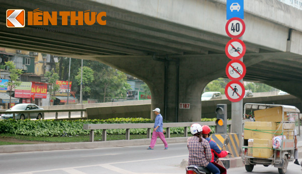 Tại mỗi điểm lên xuống của đường vành đai III trên cao (Hà Nội) đều có biển cấm người đi bộ, đi xe máy được treo rất rõ ràng. Tuy nhiên, nhiều người vẫn phớt lờ biển cấm đi và cố tình vi phạm.