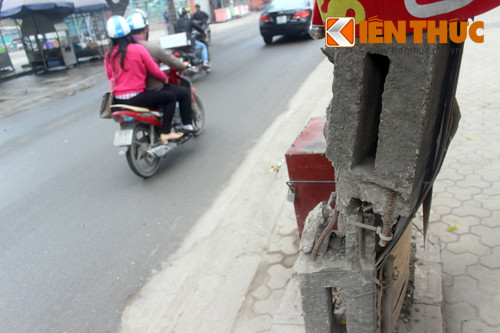 Chị Nguyễn Thị Hoa, một người dân cho biết: “Cột điện bị gãy, nghiêng ngả gần 1 năm nay rồi nhưng chúng tôi chỉ biết nhìn chứ làm sao được. Cũng mong lực lượng chức năng sớm xử lý để giúp cho người dân chúng tôi đi lại cảm thấy an toàn hơn”.