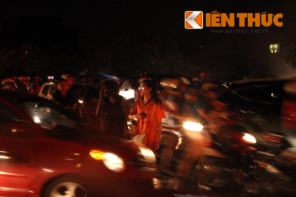 Hầu hết phải nhích từng cm trên đường, thậm chí nhiều người đành xuống xe đi bộ, len mãi mới qua được dòng phương tiện đông đúc.