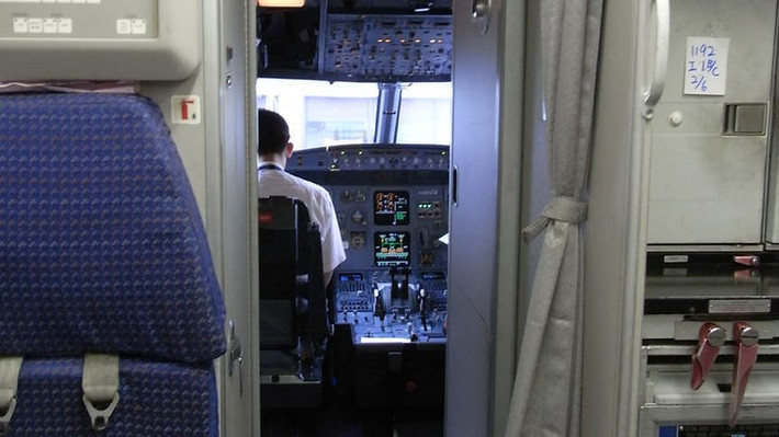 Một thảm họa hàng không từng suýt xảy ra trên một chiếc máy bay chở 117 hành khách của Nhật Bản, bay từ Naha tới Tokyo, do cơ phó bấm nhầm nút. May mắn, chỉ một số người bị thương sự cố này. Ảnh: The Richest.