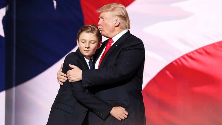Cậu út nhà Tổng thống Trump được biết đến với biệt danh là “Tiểu Donald Trump”. Theo Đệ nhất phu nhân Melania, Barron có ngoại hình và tính cách rất giống với cha cậu.