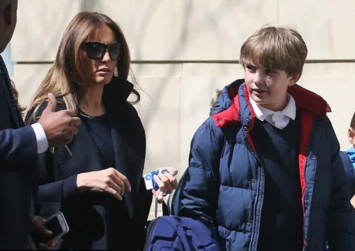Đệ nhất phu nhân Mỹ Melania tự tay nuôi nấng, chăm sóc cho con trai, Barron Trump. “Tôi tự nấu bữa sáng và đưa con tới trường. Sau khi đón cháu về, tôi chuẩn bị bữa trưa và dành cả buổi chiều bên cháu”, bà Melania chia sẻ trong một cuộc phỏng vấn với Parenting.com.