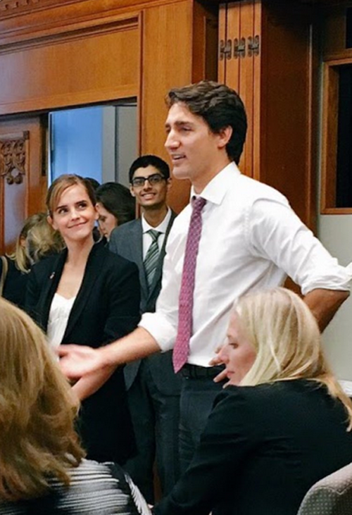 Thủ tướng Canada dễ dàng chinh phục ánh nhìn ngưỡng mộ của nữ diễn viên Emma Watson (trái). (Nguồn: Báo Tin Tức)