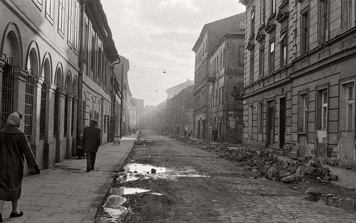 Những tòa nhà cao tầng san sát nhau hai bên đường ở Ba Lan năm 1959.