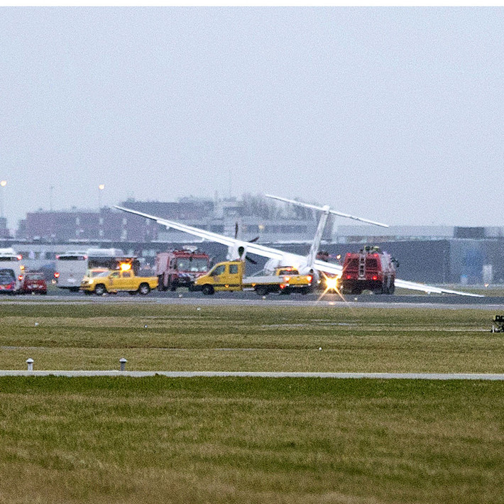 Một chiếc máy bay chệch khỏi đường băng tại sân bay Schiphol, Hà Lan, khi hạ cánh trong cơn bão. May mắn, không hành khách nào bị thương. Ảnh: AJ.