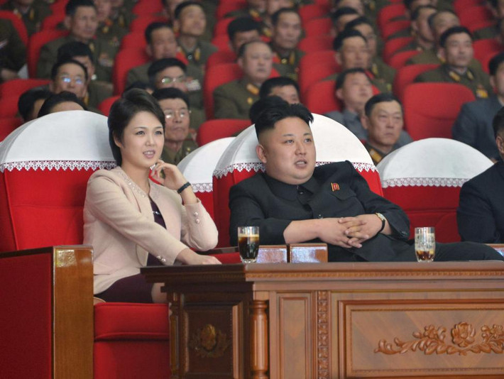 Bà Ri Sol-ju (hàng đầu, bên trái) là vợ của nhà lãnh đạo Triều Tiên Kim Jong-un. Theo hãng Yonhap của Hàn Quốc, bà Ri từng là một ca sĩ. (Nguồn ảnh: Reuters)