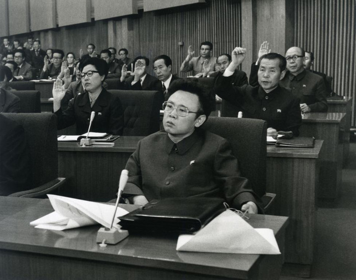 Cố lãnh đạo Kim Jong-il là con trai của cố Chủ tịch Kim Il-sung và bà Kim Jong-suk. Ông tiếp quản quyền lãnh đạo Triều Tiên năm 1994 sau khi nhà sáng lập Kim Il-sung qua đời. Được biết, ông Kim Jong-il qua đời vì một cơn nhồi máu cơ tim nghiêm trọng vào năm 2011, hưởng thọ 69 tuổi.