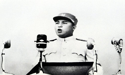 Bộ ảnh giới thiệu đôi nét về Chủ tịch Kim Il-sung và con cháu đầy quyền lực ở Triều Tiên. Trong ảnh là cố Chủ tịch Kim Il-sung, nhà sáng lập đất nước Triều Tiên. Được biết, ông Kim Il-sung qua đời vào ngày 8/7/1994 ở tuổi 82.