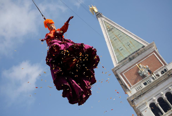 Người phụ nữ hóa trang thành “thiên thần” biểu diễn tại Quảng trường Saint Mark ở Venice, Italy, ngày 19/2.