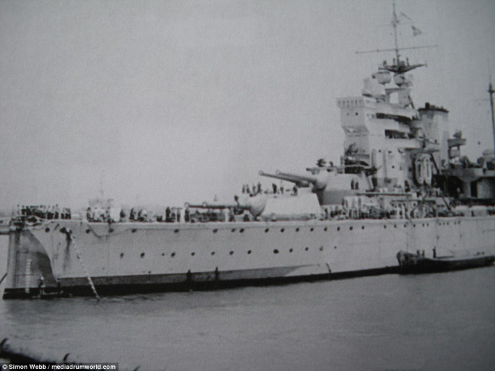 Tàu HMS Valiant – một trong những tàu chiến đáng gờm nhất lúc bấy giờ - neo đậu ở Mersey, Liverpool. (Nguồn ảnh: Daily Mail)