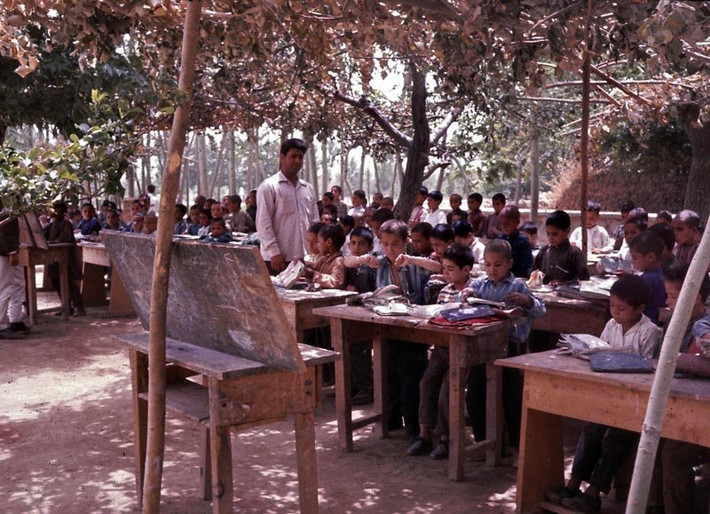 Lớp học ngoài trời ở đất nước Afghanistan hồi những năm 1960. (Nguồn ảnh: Business Insider)