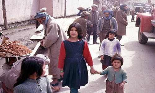 Tuy nhiên, nhiều người dân Afghanistan vẫn duy trì nét văn hóa đặc trưng của đất nước với trang phục truyền thống. Ngay cả tại thủ đô Kabul, các khu chợ vẫn không có gì thay đổi so với hàng chục năm trước đó.
