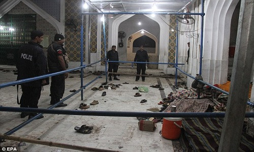 Daily Mail đưa tin, vụ đánh bom đẫm máu ở Pakistan xảy ra tại đền thờ Lal Shahbaz Qalandar thuộc thị trấn Sehwan, tỉnh Sindh, vào ngày 16/2. Ảnh: EPA.