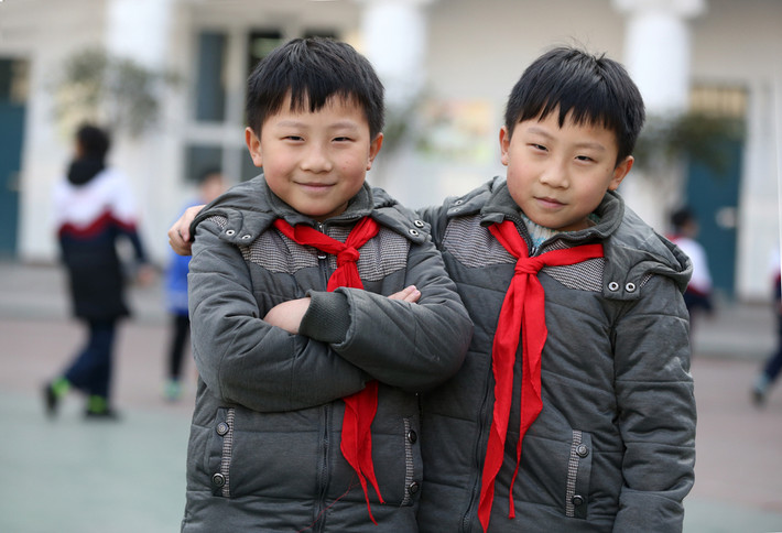 Hai anh em sinh đôi Peng Zhihan và Peng Jiahan đang theo học lớp 2 trong trường. Có thể nói, Zhihan và Jiahan không chỉ là anh em mà còn là những người bạn tốt của nhau. (Nguồn ảnh: China Daily).
