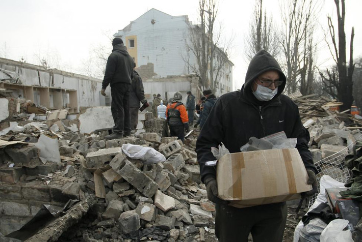 Mọi người dọn dẹp đống đổ nát ở Donetsk hôm 3/2.