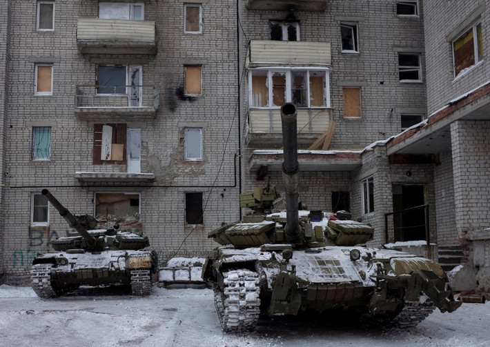 Lực lượng chính phủ Ukraine và các phần tử ly khai cáo buộc nhau là “thủ phạm” gây ra tình trạng bạo lực bùng phát ở Đông Ukraine. Ảnh: Xe tăng xuất hiện ở thị trấn công nghiệp Avdiyivka.