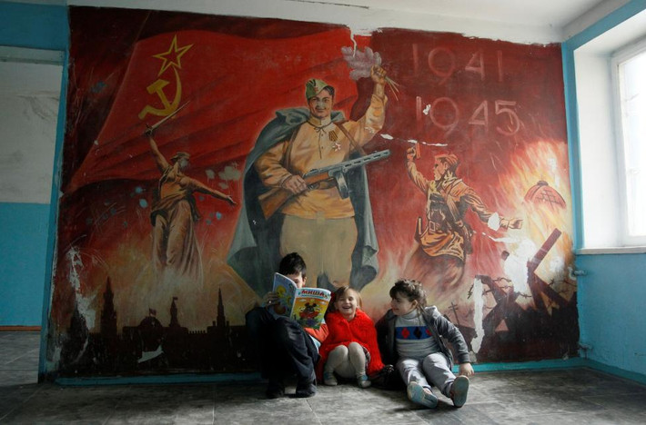 Các em nhỏ được sơ tán tới một ký túc xá ở Donetsk khi chiến sự bùng phát.