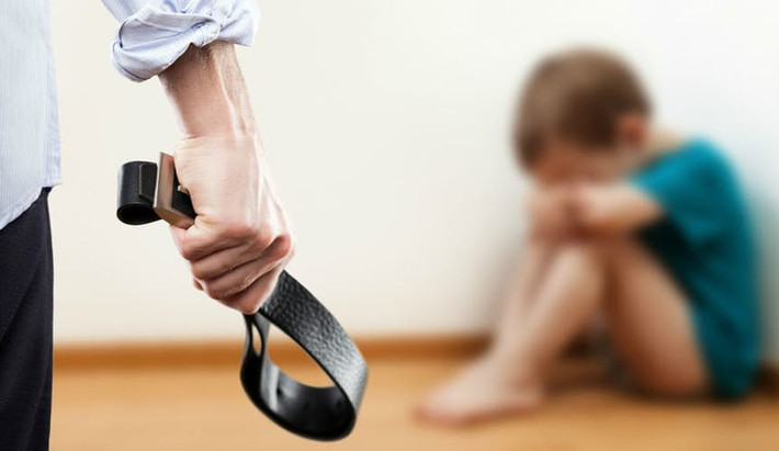 Richard Kuklinski có một tuổi thơ không êm ả khi bị cha mẹ bạo hành. Nhiều chuyên gia cho rằng, đó là một trong những nguyên nhân khiến y trở thành một tay sát thủ máu lạnh sau này.