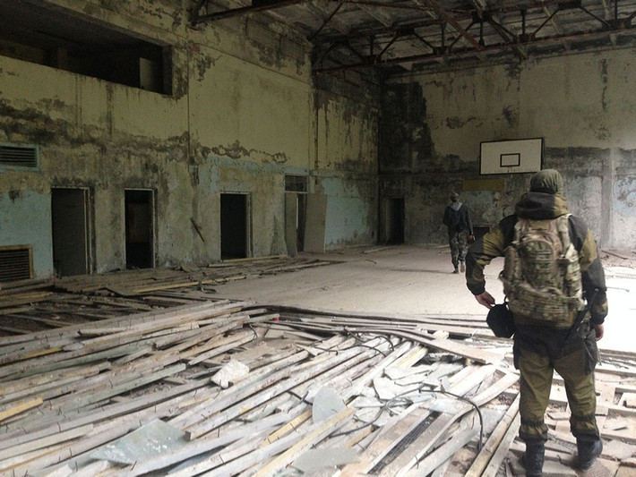Maxim và Roman ghé thăm một phòng tập gym bị bỏ hoang từ năm 1986.