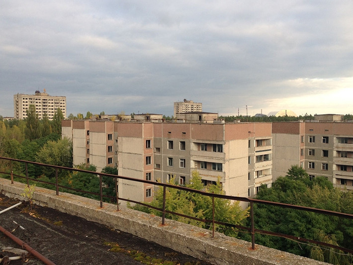 Ngay sau khi tới thị trấn Pripyat, Maxim và Roman liền trèo lên nóc của một ngôi nhà bỏ hoang nhìn toàn cảnh thị trấn này và một lò phản ứng hạt nhân với mái vòm mới ở phía chân trời.