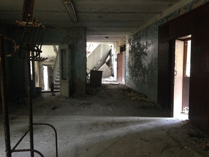 Hành lang bên trong một ngôi trường đổ nát ở Pripyat.