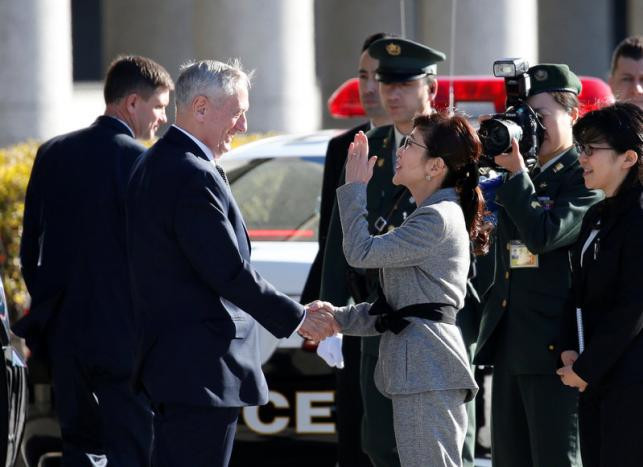 Bà Inada chào đón tân Bộ trưởng Quốc phòng Mỹ James Mattis hôm 4/2. Được biết, trước khi tới Nhật Bản, Bộ trưởng Mattis đã có chuyến thăm 2 ngày tới Hàn Quốc. (Nguồn ảnh: Reuters)