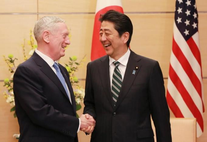 Bộ trưởng James Mattis bắt tay Thủ tướng Shinzo Abe tại Văn phòng Thủ tướng ở Tokyo, Nhật Bản, ngày 3/2.