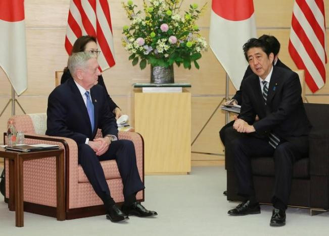 Trong cuộc họp, Bộ trưởng James Mattis tái khẳng định cam kết của Mỹ đối với hiệp ước quốc phòng chung với Nhật Bản, đồng thời cam kết bảo vệ nước đồng minh Châu Á này.