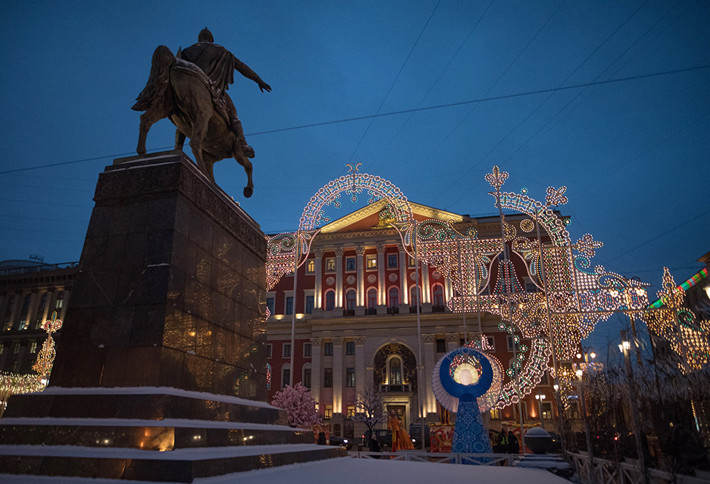 Tượng đài Yuri Dolgorukiy, người sáng lập Moscow, ở Quảng trường Tverskaya nơi lễ hội Maslenitsa đang diễn ra.