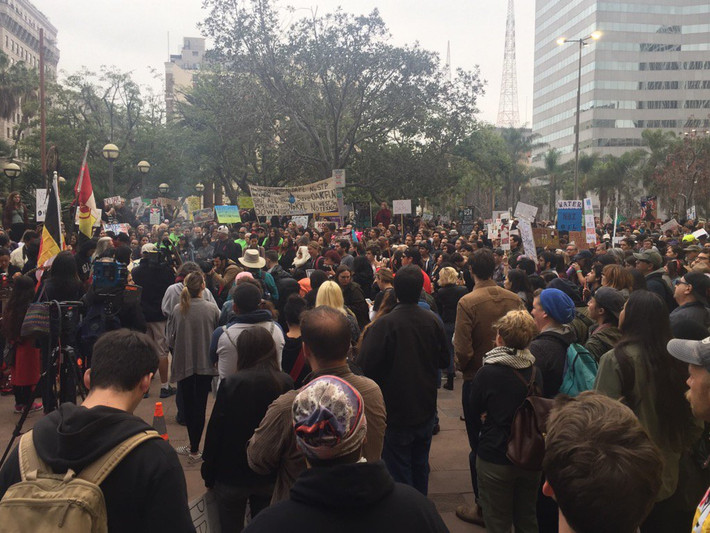 Những người biểu tình cho rằng, dự án đường ống dẫn dầu Dakota Access đe dọa nguồn cung cấp nước và những khu vực linh thiêng của bộ lạc Standing Rock Sioux.