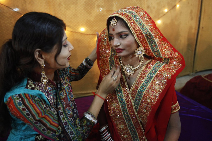 Đỏ, hồng và tím là những màu sắc yêu thích của cô dâu Pakistan.