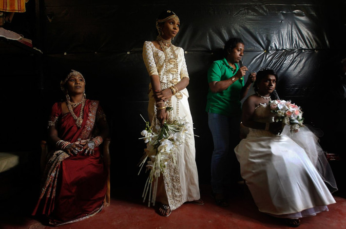 Cô dâu Sri Lanka sẽ đeo trang sức, bao gồm những viên đá quý, trong ngày cưới. Số lẻ (đá quý) được coi là điềm tốt lành.