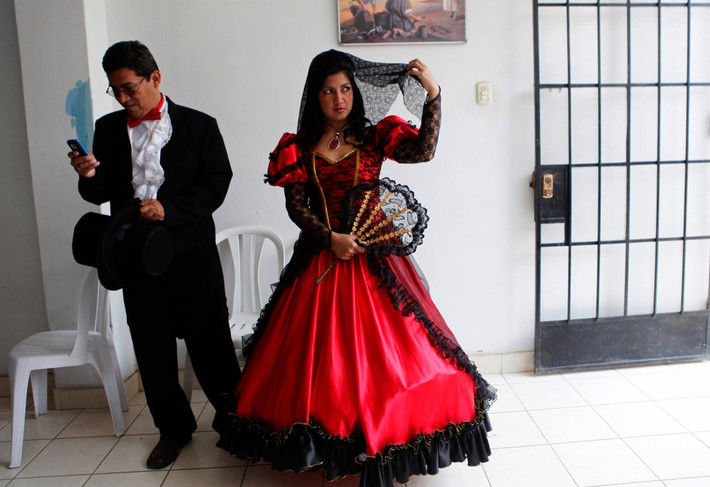 Ở vùng cao nguyên phía trên thủ đô Lima, Peru, trong đám cưới truyền thống, cô dâu mặc chiếc váy cưới màu đỏ và đen.
