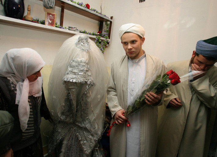 Một cô dâu Tajikistan trong đám cưới truyền thống.