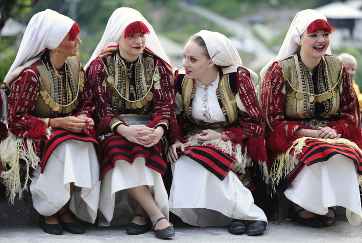 Còn theo phong tục cưới hỏi truyền thống ở Macedonia, các cô dâu xinh đẹp trong ngày cưới sẽ mặc một chiếc áo thêu cầu kỳ màu đỏ, trắng và vàng.