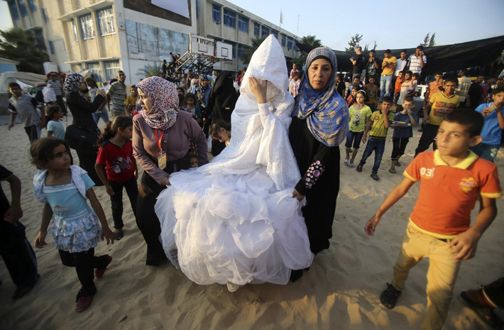 Cô dâu Palestine mặc một chiếc váy trắng tuyệt đẹp trong ngày cưới.