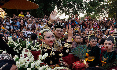 Cô dâu chú rể trong đám cưới ở Indonesia.